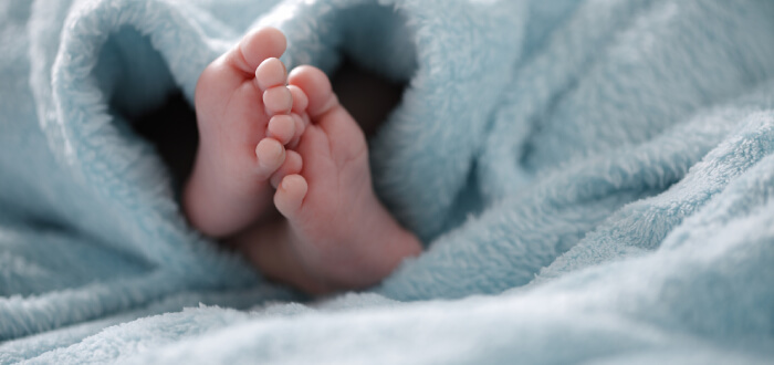 newborn baby feet indicating that there was no birth injury
